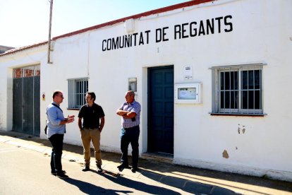 Imatge general del vicepresident de la Comunitat de Regants de Poble Nou, Josep Gilisbars, al centre, i el candidat crític, Jaume Roselló, a la dreta, amb l'assessor legal de la candidatura, davant la seu de l'entitat. Imatge del 23 d'octubre de 2017. (ho