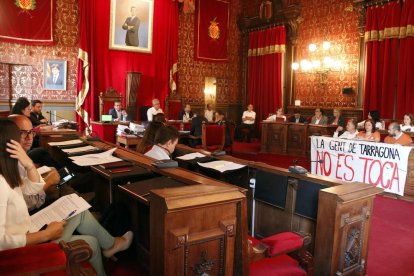 Imatge d'arxiu del ple de Tarragona, amb una pancarta davant dels regidors d'ERC amb el lema 'La gent de Tarragona no es toca'.