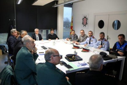 Plano general de la reunión de la Junta Local de Seguridad de Tarragona, en la comisaría de la Guardia Urbana.