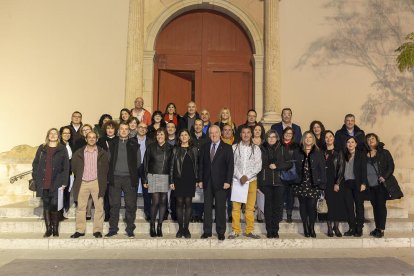 Els vila-secans que han complert 50 anys amb l'acalde de Vila-seca, Josep Poblet.