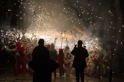 El Ball de Diables de Reus va poder realitzar la baixada abans que l'aigua no aturés la resta d'actes previstos en aquest vespre intens.