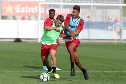 Eddy Silvestre, a la dreta de la imatge, amb Juan Muñiz, durant un entrenament de la setmana passada a Salou.