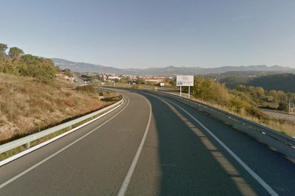 Un tram de la carretera C-16 al seu pas per Casserres (Berguedà), on hi va haver l'accident mortal el 2015.