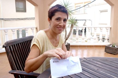 La veïna del Perelló, Vanessa Pallarès, amb la carta que ha rebut per formar part d'una mesa electoral per al referèndum del pròxim diumenge, 1 d'octubre.