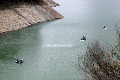 Imagen de la búsqueda de los dos jóvenes por parte de los cuerpos policiales en el pantano de Susqueda.