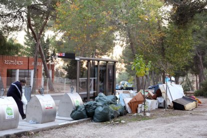 Imagen realizada ayer por la tarde en Sant Salvador, donde se ven muebles y bolsas de basura al lado de los contenedores.