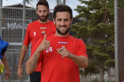 El polivalente aragonés sonríe y levanta el pulgar durante un entrenamiento de esta temporada con el CF Reus.