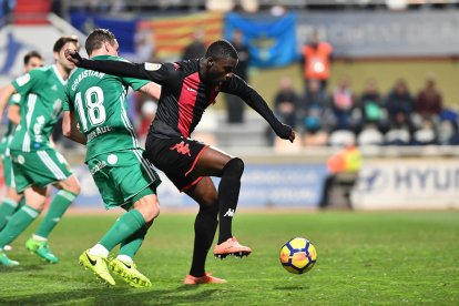 Karim Yoda en acción, durante un partido con la camiseta del CF Reus.