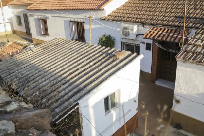 Imatge de l'entrada de l'habitatge on van ser trobats els cadàvers.