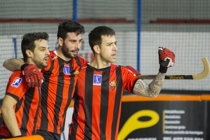 Bancells, Torra i Casanovas celebren un dels gols reusencs.