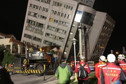 Edificio danyat després del terratrèmol de 6,4 graus de magnitud a l'escala de Richter a Hualien.