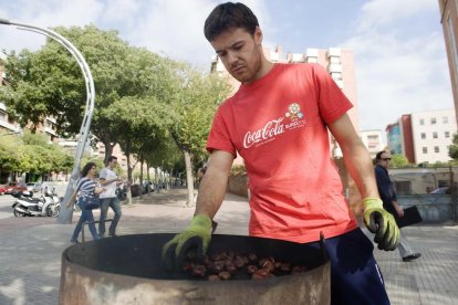 Imagen de archivo de un joven haciendo castañas en una parada instalada en la vía pública.