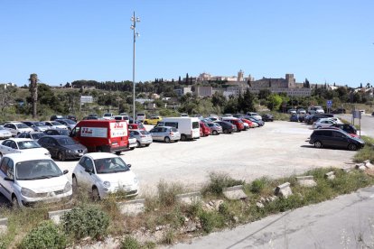 Estado actual del parking ubicado al lado del cementerio, de arena y sin las plazas marcadas.