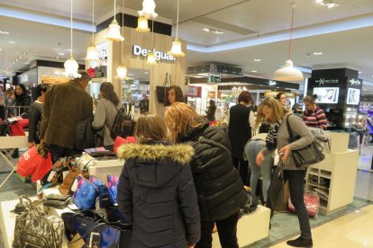 Imatge d'El Corte Inglés de Tarragona, que ahir va rebre la visita de centenars de compradors.