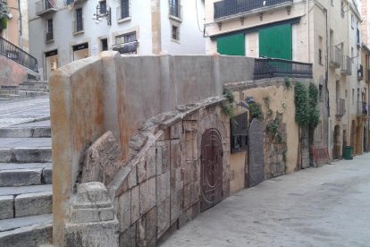 Aspecte que oferia ahir el mur i el tram de barana de la Baixada Misericòrdia.