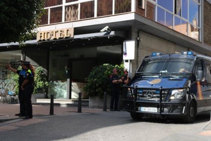 Imagen de archivo del hotel Gaudí de Reus con agentes de la Guardia Urbana y de los Mossos, este octubre, delante de una furgoneta de la Policía Nacional.