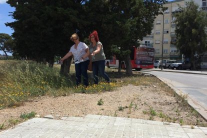 Imatge d'arxiu d'una vorera d'un barri de Ponent que no continua per on passen les persones.