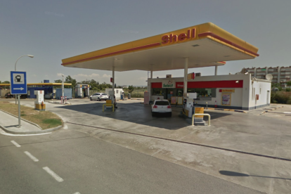 El asalto se produjo en la gasolinera Shell situada al inicio de la carretera TV-3146, en la Pineda.