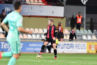 Olmo controla la pilota en un partit del CF Reus a l'Estadi Municipal.