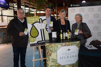 El vicepresident del Gremi de Pagesos de Sant Llorenç i Sant Isidre, Pere Joan Salas; el president de la DOP Siurana, Antoni Galceran; la consellera de Comerç, Elvira Ferrando, i la representant del Banc d'Aliments, Guadalupe Villazón.