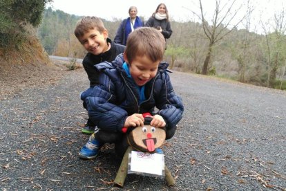 Els nens fa dos anys que ja poden anar a buscar els tions al bosc de la Baronia d'Escornalbou.