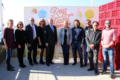 Carles Pellicer, alcalde de Reus, i Montserrat Caelles, regidora de Projecció de Ciutat, acompanyats de representants de les entitats de comerciants de la ciutat, en la presentació de la campanya de Nadal.