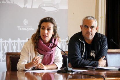 Pla mig dels regidors de la CUP de Tarragona, Laia Estrada i Jordi Martí, en roda de premsa a la sala d'actes de l'Ajuntament.