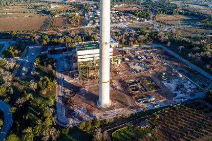 Plano general cenital del recinto de la central térmica de Foix de Cubelles en pleno proceso de desmantelamiento.