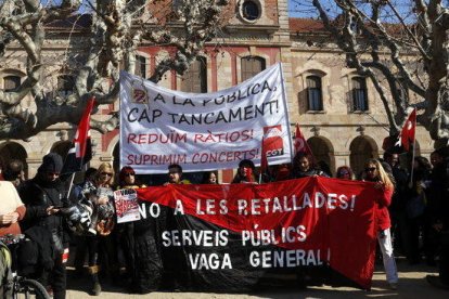 Manifestants concentrats davant del Parlament amb pancartes que rebutgen les retallades i el tancament d'aules en la convocatòria de la federació d'ensenyament de la CGT, el 18 de desembre del 2017.