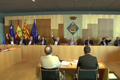 Moment de la votació de la moció contra el 155 al ple de l'Ajuntament de Salou.