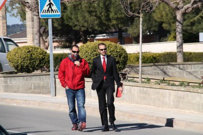 Imatge d'arxiu de Juan Antonio Paz, un dels presumptes piròmans de l'incendi d'Horta, amb el seu advocat, arribant als jutjats de Gandesa al març de 2014.