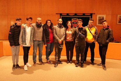 Imatge del alumnes amb l'alcaldessa, Camí Mendoza.