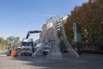 Imatges del muntatge de les instal·lacions de celebració del Nadal a la plaça de la Llibertat.