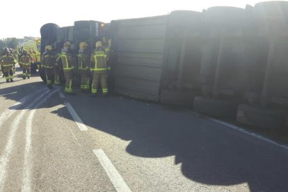 Imatge del camió de cítrics bolcat a Tortosa.