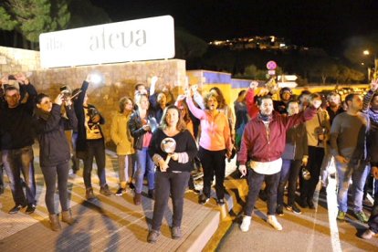 Un grupo de vecinos delante del camping Isla Mateua de l'Escala en señal de protesta por la presencia de agentes de la Guardia Civil.