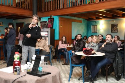 Ricard Boqué durant la xerrada, que es va celebrar al cafè La Cantonada de Tarragona.