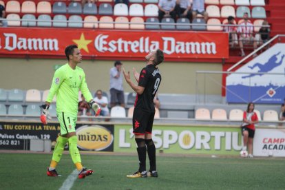 Edgar Hernández es lamenta després de fallar un dels dos penals errats pel CF Reus en el partit de Copa davant l'Sporting.