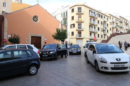 Molts pares d'alumnes de l'Estonnat-l'Ensenyança va aparcar els vehicles a la plaça de la Pagesia, com fan habitualment.