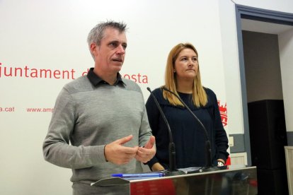 L'alcalde d'Amposta, Adam Tomàs, i Joana Estévez, regidora de Turisme d'Amposta, en la roda de premsa de presentació del pla de foment turístic.