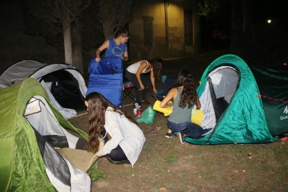 Diverses noies preparen les tendes de campanya per l'acampada al campus Sescelades de la URV. Imatge del 27 de setembre de 2017