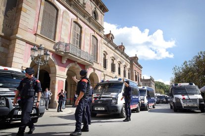 Imatge del Parlament català el passat 10 d'octubre, amb un fort desplegament policial.