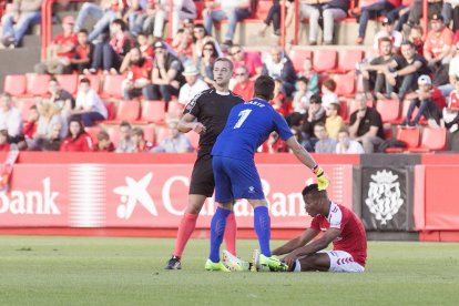 Uche, en el moment de lesionar-se al Nou Etadi.