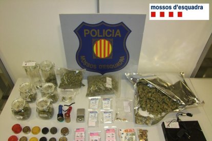 Pla general de la droga i dels efectes intervinguts en l'operatiu policial dels Mossos d'Esquadra que ha permès desmantellar un punt de venda de marihuana a Tortosa. Imatge publicada el 8 de febrer del 2018