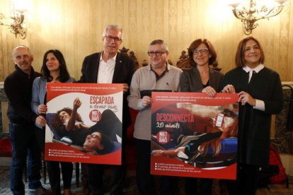 Pla obert de l'alcalde Ballesteros i de la resta d'assistents a la presentació de la Marató de Donants de Sang, a Tarragona, sostenint cartells de la campanya d'enguany.