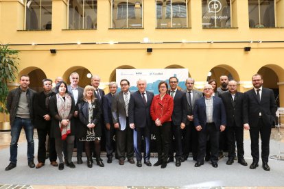 Els alcaldes dels dotze municipis, el president de la Diputació, el director territorial de Caixa Bank i el president de BASE.