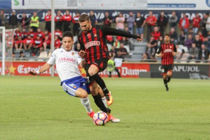 Benito, de rpig-i-negre, presionado por un jugador del Zaragoza. El tarraconense es duda para el sábado por un esguince en el tobillo.