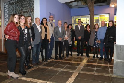 Representants de la comunitat educativa del passat i del present del centre durant l'acte.