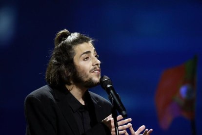 El músic Salvador Sobral durant l'actuació al Festival d'Eurovisión.