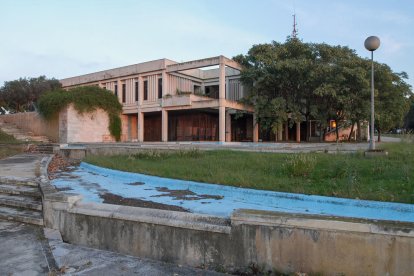 El inmueble se encuentra en la carretera Reus-Tarragona, al lado de las actuales sedes del CAT y del 112.