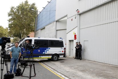 La Guardia Urbana de Barcelona delante de los Talleres Municipales de la calle de Perú, custodiando urnas en cumplimiento de la orden de la Fiscalía, este jueves